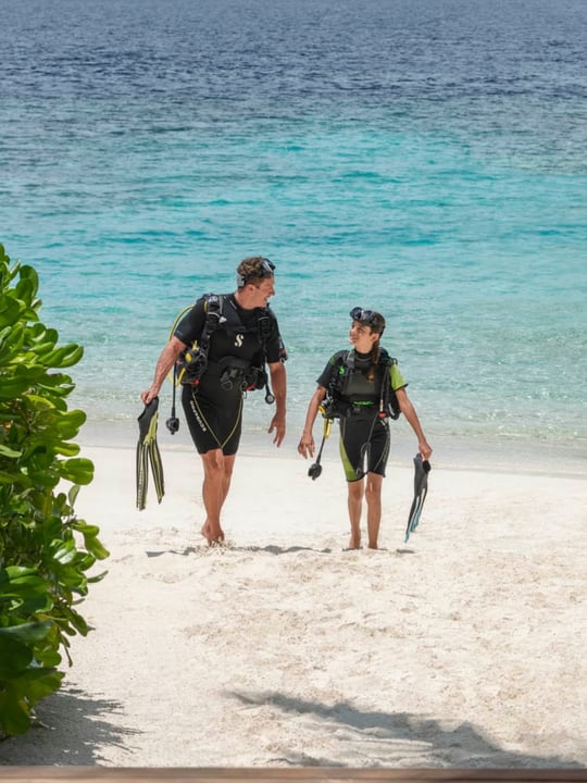 Foto von The St. Regis Maldives Vommuli Resort im The St. Regis Maldives Vommuli Resort. Könnte ein Bild von Schwimmen, Neoprenanzug, Schnorchel und Text sein.