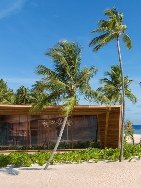 Foto di The St. Regis Maldives Vommuli Resort a The St. Regis Maldives Vommuli Resort. Potrebbe essere un’immagine di chaise longue, cabana, palme e testo.