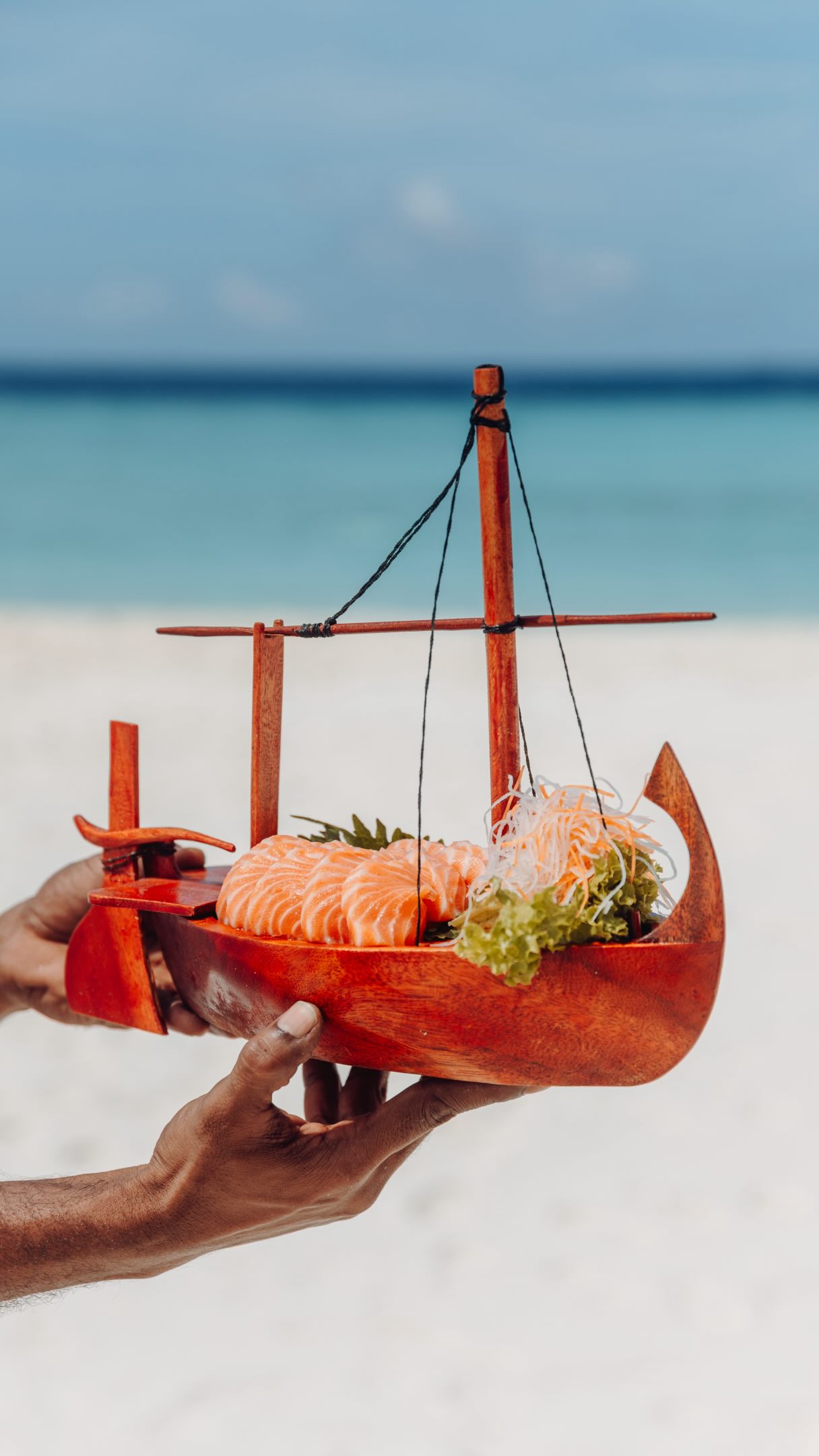Continuando il viaggio culinario annuale di @luxurygroup.official by @marriottintl attraverso le destinazioni più eccezionali del mondo, The Luxury Dining Series 2026: Across the Table è arrivato sull’isola di Vommuli