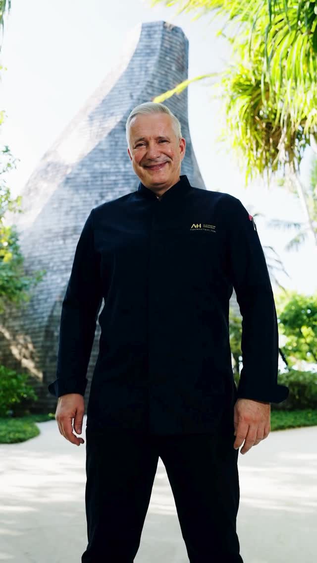 Découvrez un Marriott Bonvoy Moment pour deux au The St. Regis Maldives Vommuli Resort avec un chef allemand acclamé, restaurateur, personnalité de la télévision, et visionnaire derrière le restaurant deux étoiles au Guide MICHELIN A