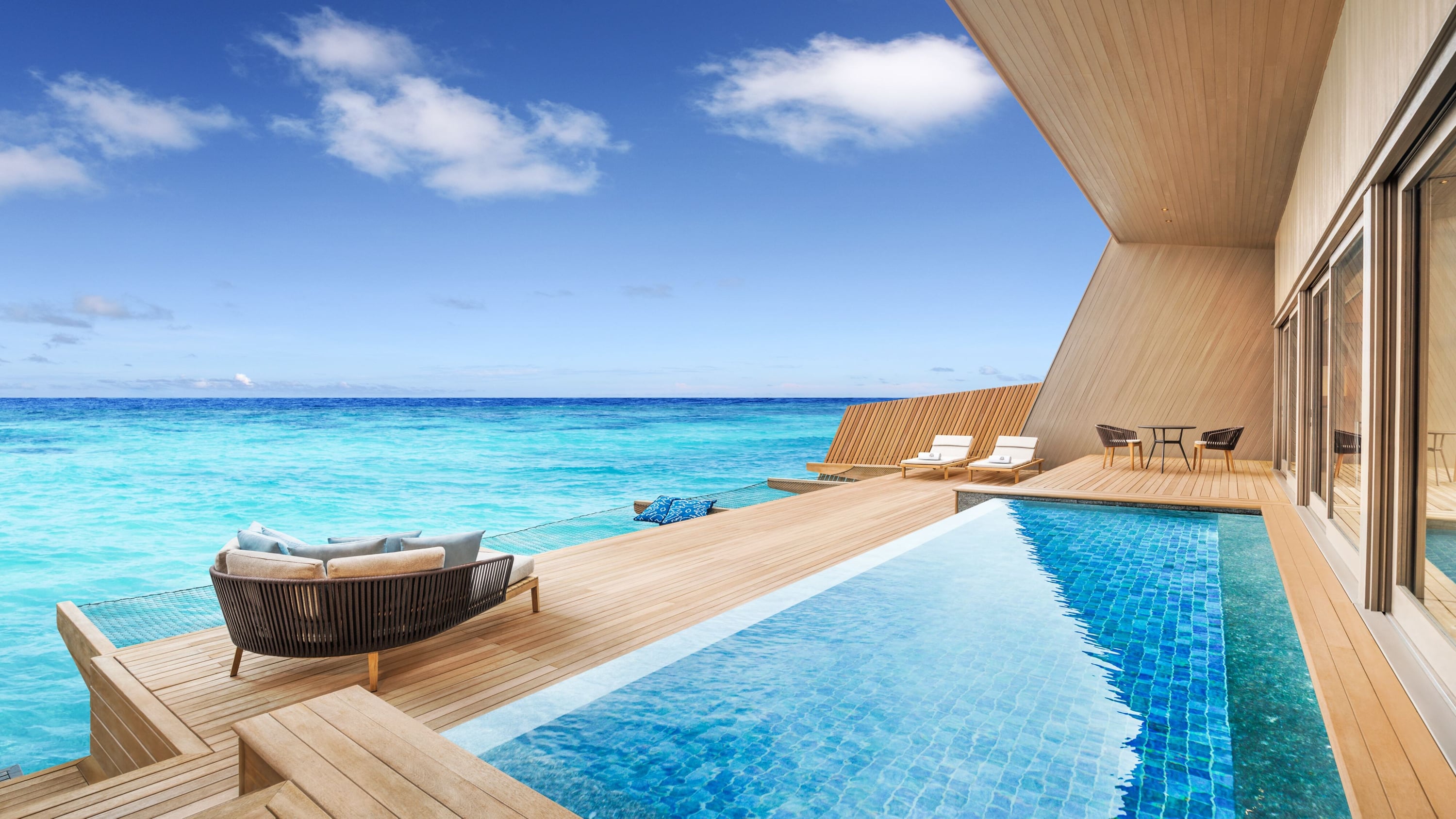 Wasservilla mit Pool im The St. Regis Maldives Vommuli Resort