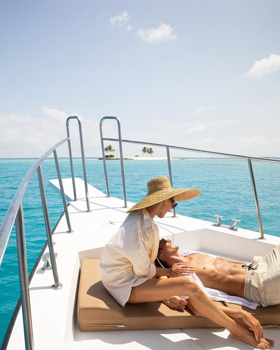Foto von The Standard, Maldives im The Standard, Maldives. Könnte ein Bild von Segel, Boot, Yacht, Ozean und Text sein.