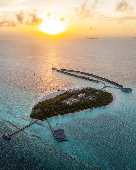 Foto von The Standard, Maldives vom 20. Juli 2026. Könnte ein Bild von Dämmerung, Ozean, Horizont, Wasser und Text sein.