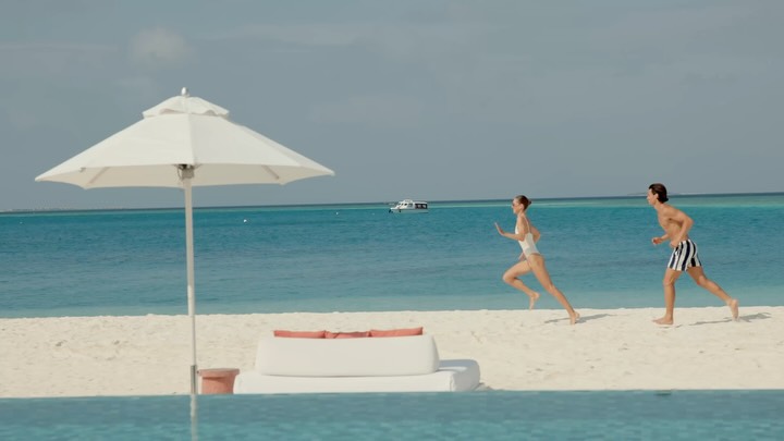 Radeln Sie Seite an Seite über den Inselsteg, schlendern Sie durch üppige tropische Pfade, entspannen Sie am Pool und genießen Sie einfach das Zusammensein. Ihre Insel-Liebesgeschichte beginnt hier. 🌴✨ 

#BookDirect für exklusive