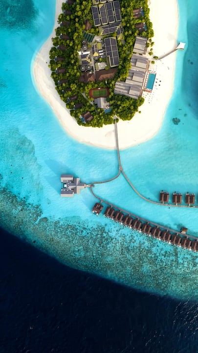 Pas seulement un lieu que l'on visite… un sentiment que l'on vit chaque jour. 🌊💙
@thestandardmaldives 

#maldives #maldivesislands #underwater #dji #beach