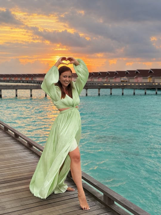 Foto condivisa da Diana Coman | Social Media Marketing l'11 settembre 2026, che tagga @thestandardmaldives e @besttravel.ro. Potrebbe essere un'immagine di abbigliamento da notte, vestito da sole, sarong e testo.