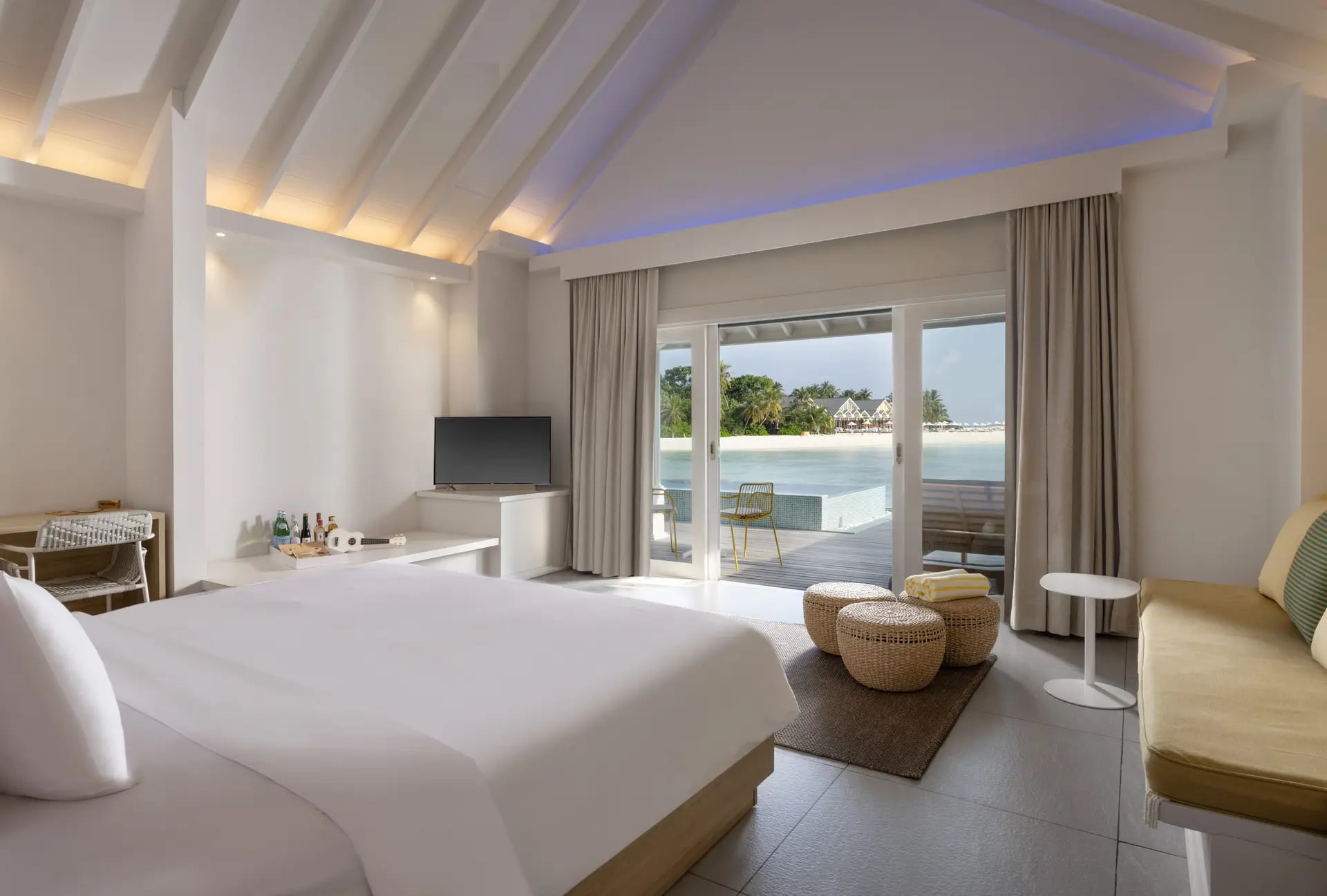 Lagoon Overwater Pool Villa im The Standard Maldives