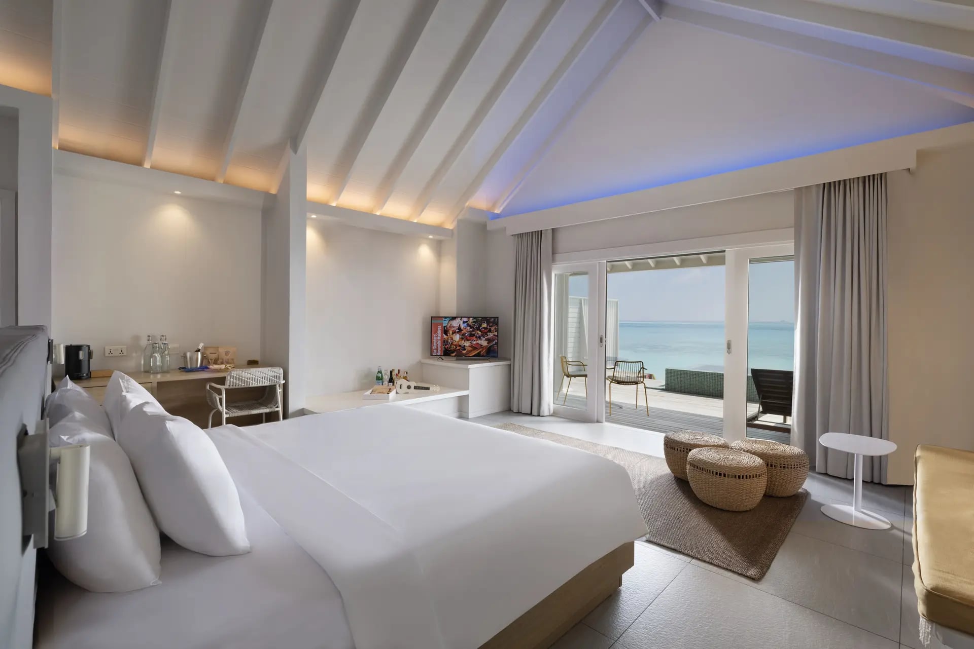 Ocean Overwater Pool Villa im The Standard Maldives