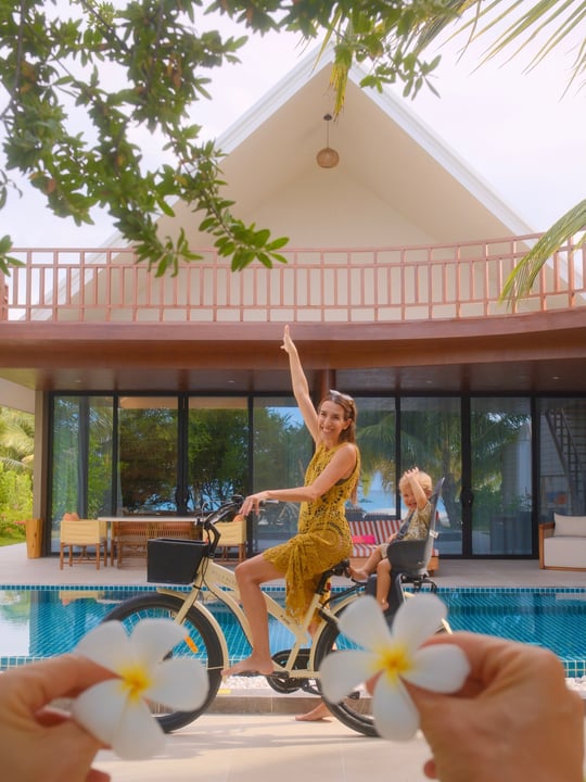 Foto condivisa da Claudia Ferreira • FAMILY LIFE & TRAVEL il 25 agosto 2026, con tag a @villaresortsmaldives e @villapark.maldives. Potrebbe essere un'immagine raffigurante yoga, danza, sarong, piscina e testo.