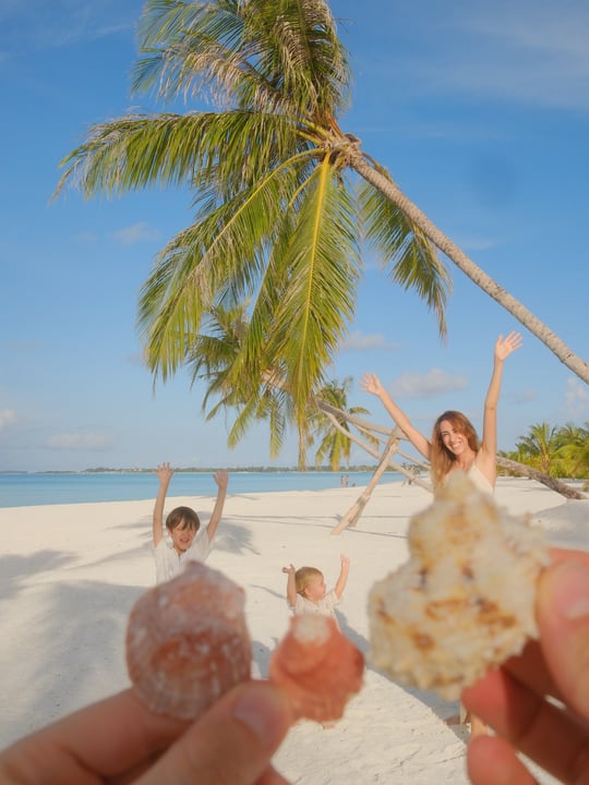 Foto condivisa da Claudia Ferreira • FAMILY LIFE & TRAVEL il 26 agosto 2026, con tag a @villaresortsmaldives e @villapark.maldives. Potrebbe essere un'immagine raffigurante spiaggia, palme e testo.
