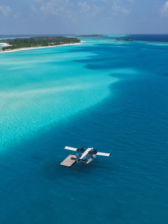 Der Urlaub beginnt schon, bevor Sie die Insel überhaupt erreichen. ✈️🌴

Die Wasserflugzeug-Reise zum Villa Park führt Sie über ein Mosaik aus Riffen, Lagunen und winzigen Inseln, mit einigen der schönsten Ausblicke auf den Malediven
