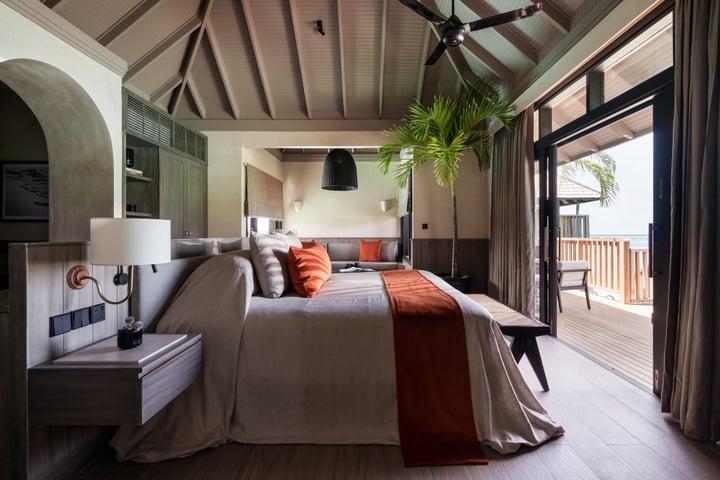 Foto di Iru Fushi a Sun Siyam Iru Fushi. Potrebbe essere un'immagine di letto, camera da letto, interni e testo.