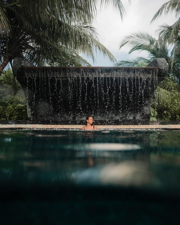 Foto von Iru Fushi im Sun Siyam Iru Fushi. Zeigt möglicherweise Schwimmen, Pool, Springbrunnen und Text.