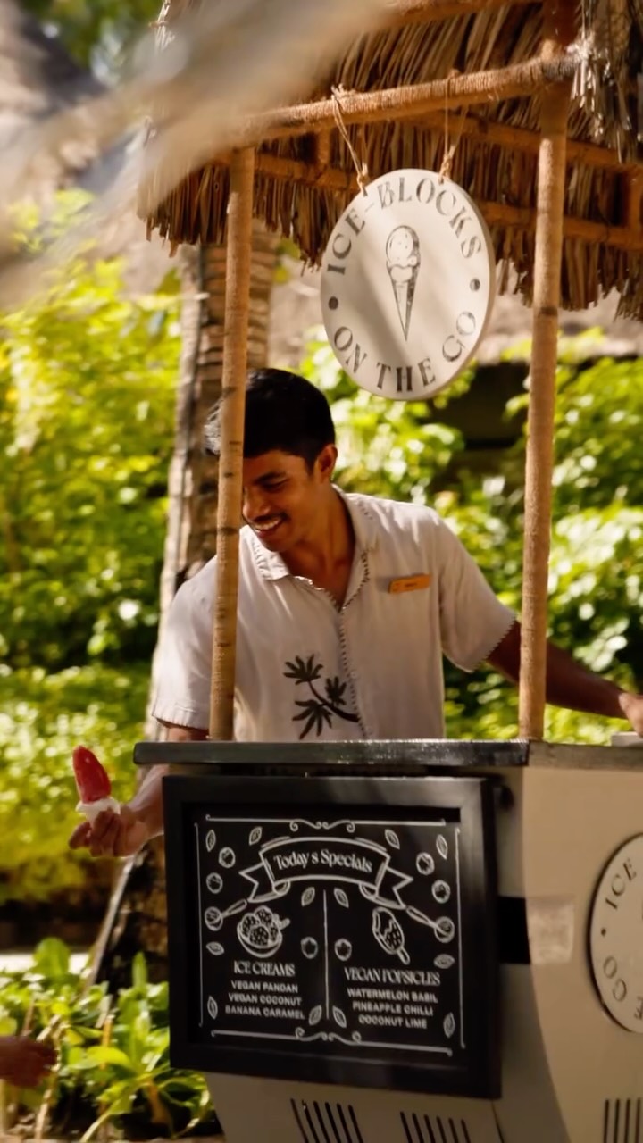 Von der Kokosnuss bis zur Waffel, hergestellt auf der Insel und serviert, wo immer Sie sich befinden.

Ice Blocks on the Go bringt ein wenig Süße, wohin der Tag Sie auch führt.

#sunsiyamirufushi #sunsiyamresorts #maldives