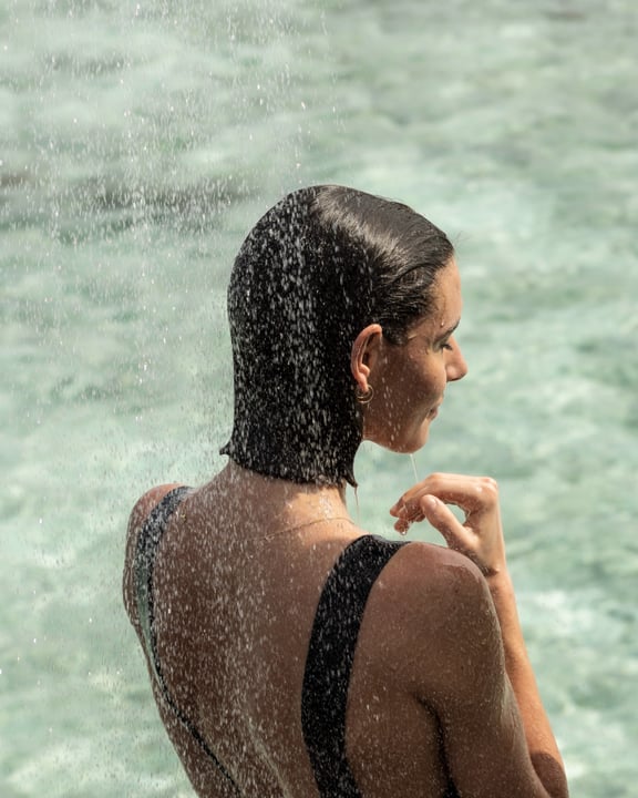 What is Effortless Island Living?

It means spontaneous days guided entirely by your 
intuition. Here is an example: Step from your water villa 
straight onto a shallow lagoon. Your private staircas