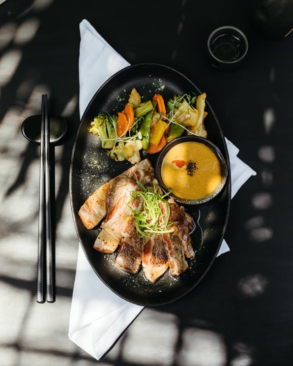 Un repas en voyage, c'est une escapade silencieuse au cœur d'une évasion plus vaste—un moment pour faire une pause, goûter et être comblé. Avec 15 restaurants et bars distincts à découvrir, Sun Siyam Iru Fushi éveille vos sens 