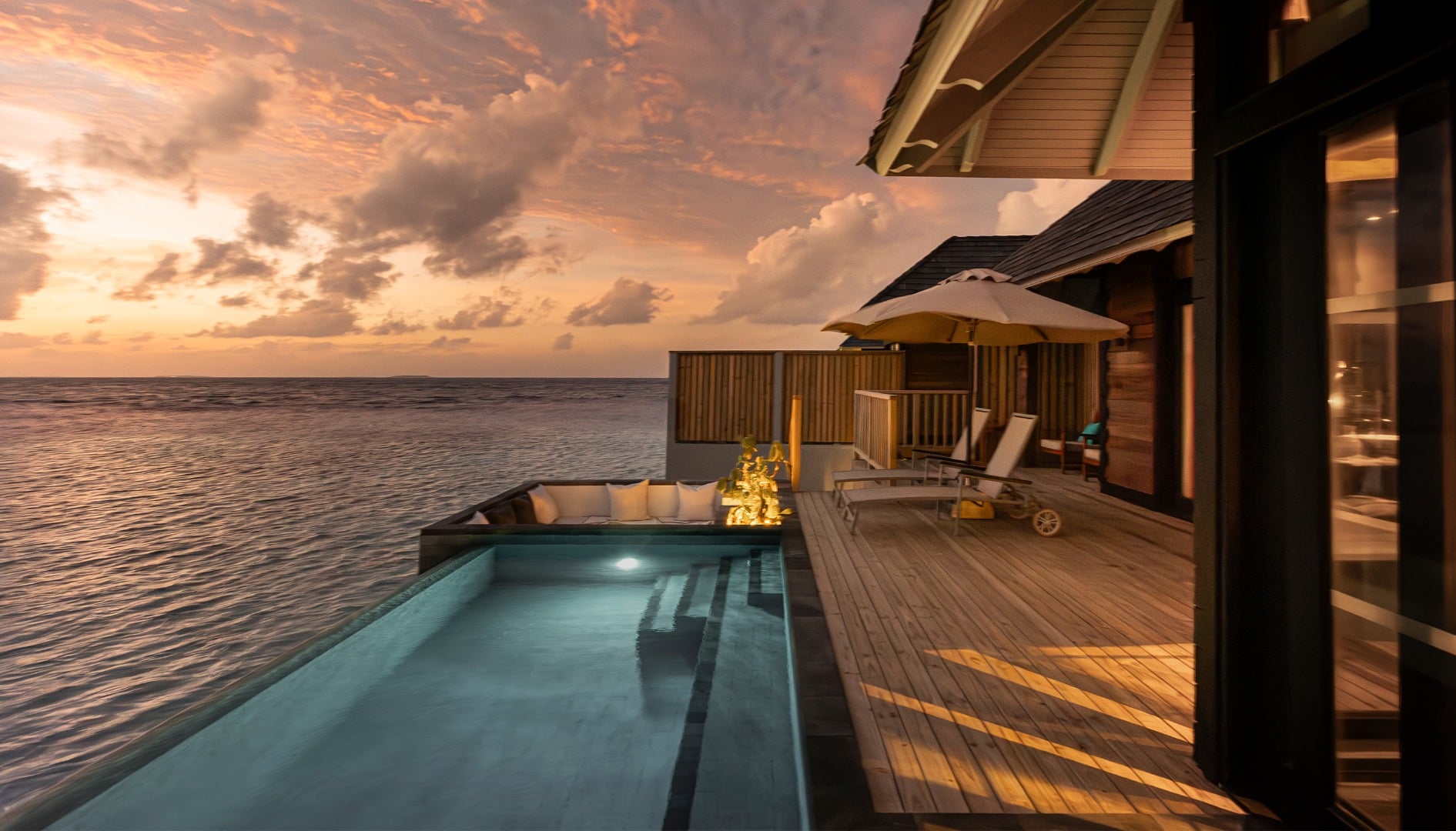 Sunset Horizon Water Villa mit Sonnenuntergangsblick im Sun Siyam Iru Fushi