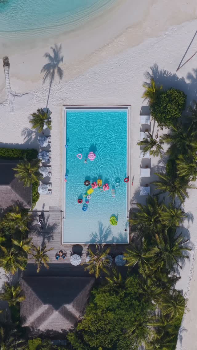 Easy island afternoons, turned lively.

#sunsiyam #iruveli #maldives #maldivesislands #poolparty