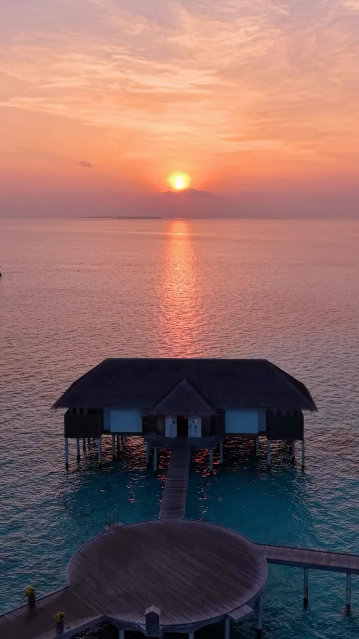 Barfüßige Morgen, endloses Blau und Erinnerungen, die nur darauf warten, geschaffen zu werden. Sind Sie bereit für Ihre Insel-Auszeit?

#sunsiyam #iruveli #maldives #maldivesislands