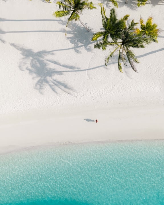 Foto von Iru Veli, aufgenommen am 11. Juli 2026. Könnte eine Abbildung von Strand, Meer, Natur, Palmen und Text sein.