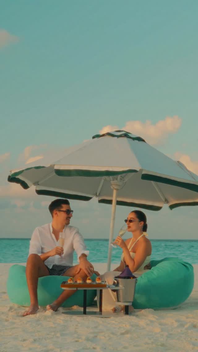 Not just a date. The kind you’ll always say yes to.

#sunsiyam #iruveli #maldives #sunset #sandbank