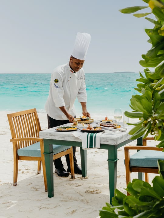 Préparé avec soin, servi face à la mer.

#sunsiyam #iruveli #maldives #dining #maldivesislands