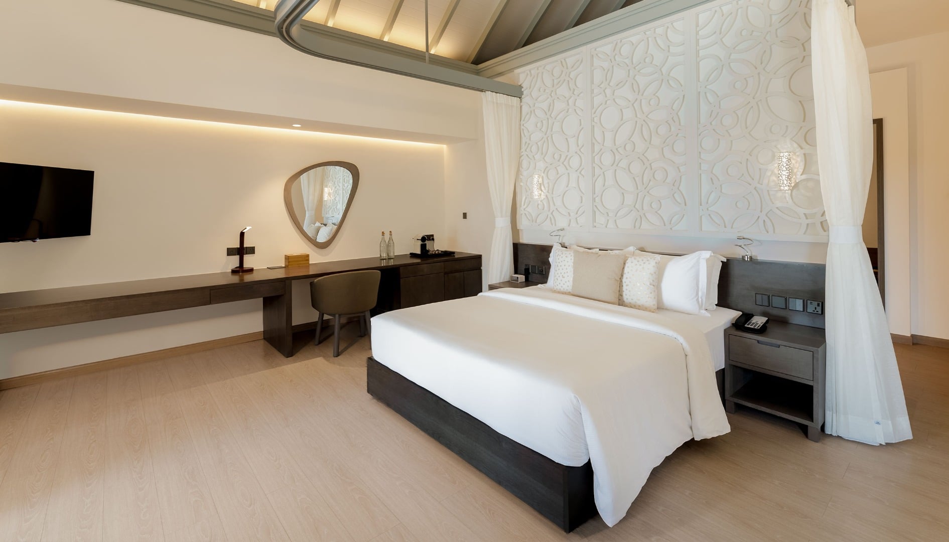 Grand Beach Suite with Pool – Schlafzimmer im Sun Siyam Olhuveli