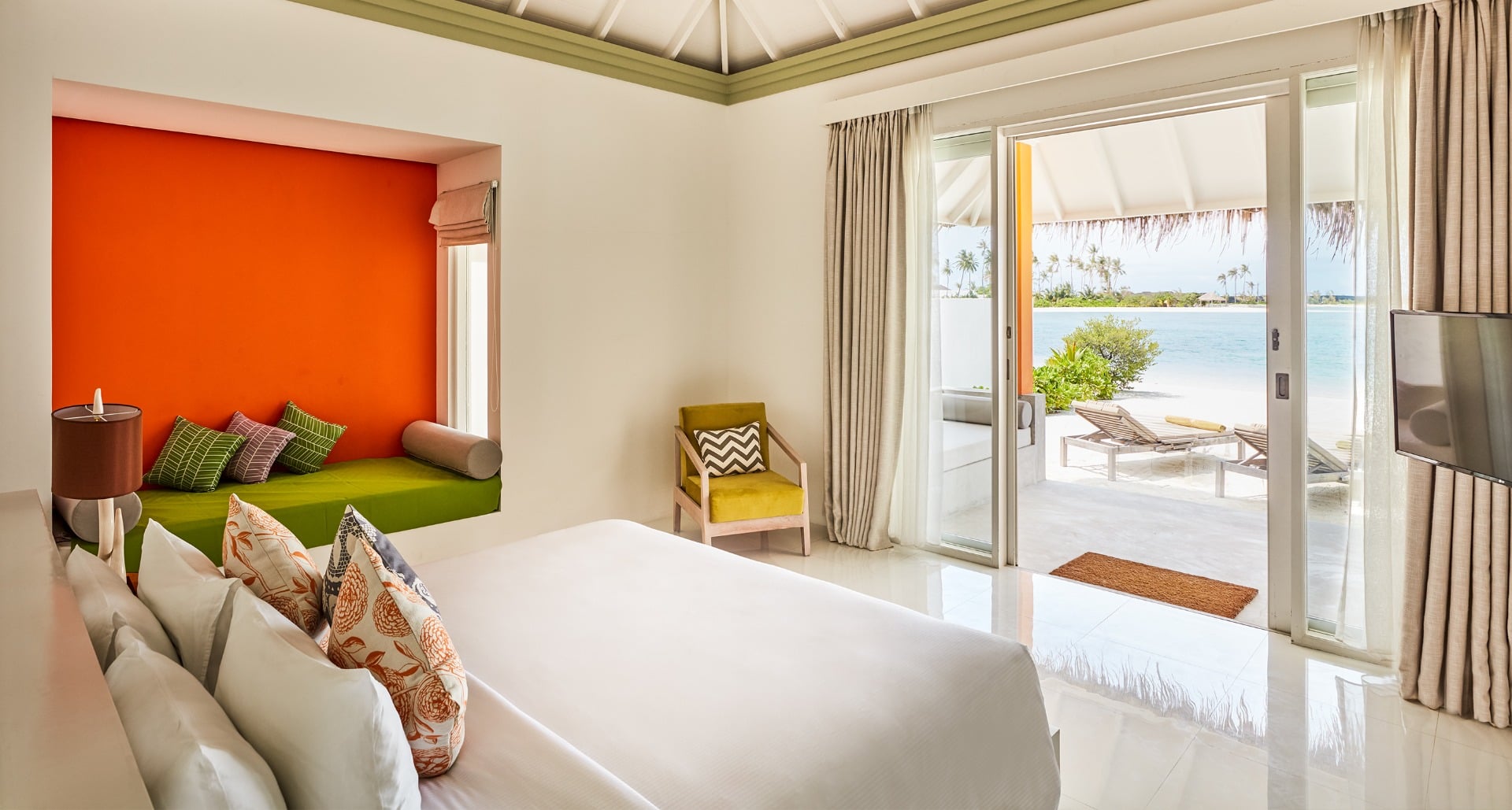 Grand Beach Villa – Blick ins Schlafzimmer im Sun Siyam Olhuveli