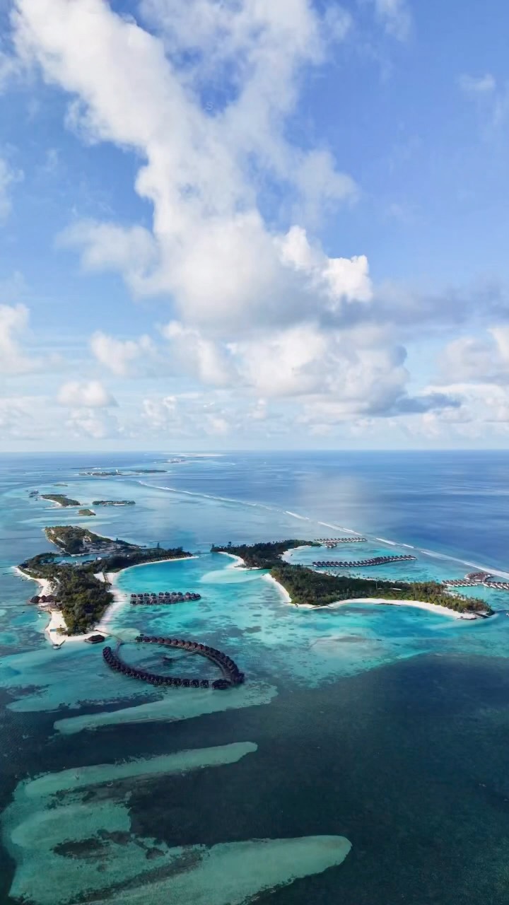 Welcome to @sunsiyamolhuveli 🌴🇲🇻🌊
Video: @everyheartfilms @opendestinationsbykarina 

Spanning across 3 beautiful islands — Main Island, Dream Island, and Romance Island — every corner offered a u