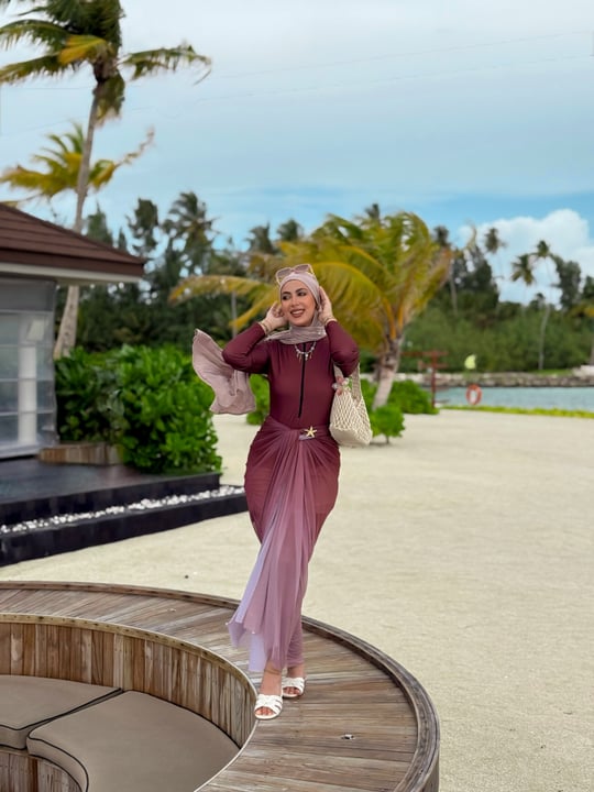 Photo shared by عُلا عبدالحميد| ᴏʟᴀ ᴀʙᴅᴇʟʜᴀᴍɪᴅ on June 06, 2026 tagging @sunsiyamolhuveli, and @sunsiyamresorts. May be an image of headdress, gown, dress and text.