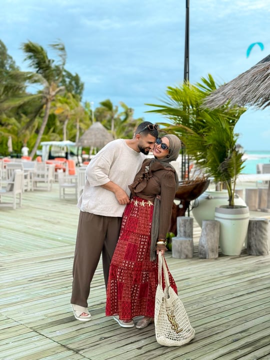 Photo shared by Aly Elgml | علي الجمل on June 07, 2026 tagging @olaabdelhamid_, @sunsiyamolhuveli, and @sunsiyamresorts. May be an image of people kissing, wedding and text.
