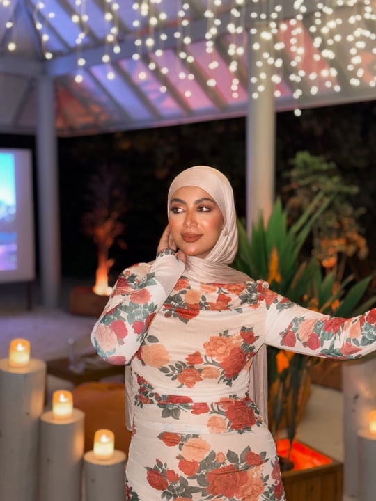 Photo shared by عُلا عبدالحميد| ᴏʟᴀ ᴀʙᴅᴇʟʜᴀᴍɪᴅ on June 08, 2026 tagging @sunsiyamolhuveli, @sunsiyamresorts, and @yassminstoree. May be an image of one or more people, headscarf, turban, polo neck, dr