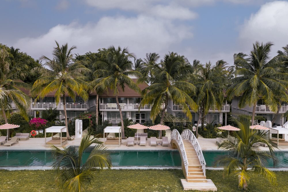 Foto von Olhuveli vom 25. August 2026. Könnte ein Bild von Liegestuhl, Pool, Cabana und Text sein.