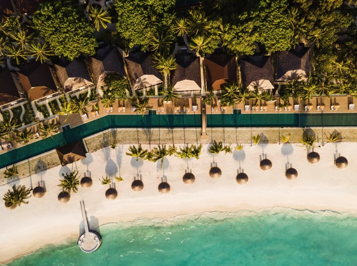 Installés le long de la plus longue piscine des Maldives, les pavillons de plage que nous avons conçus créent un lien fluide entre architecture, intérieurs et environnement tropical. Un équilibre réfléchi en