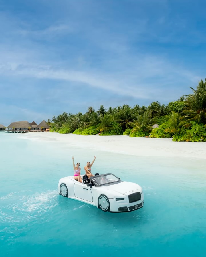 Experience the lagoon your way.
From calm moments to thrilling rides.

#sunsiyam #vilureef #maldives #watersports