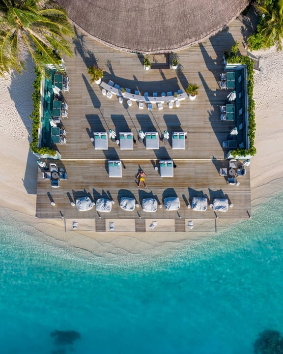 Foto geteilt von Vilu Reef am 27. Juni 2026, verlinkt mit @asenseofhuber. Könnte ein Bild von Liegestuhl, Strand, Cabana und Text sein.