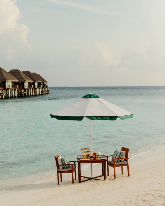 Foto von Vilu Reef vom 15. August 2026. Könnte ein Bild von Liegestuhl, Sonnenschirm, Schirm, Liegestuhl, Strand, Cabana und Text sein.