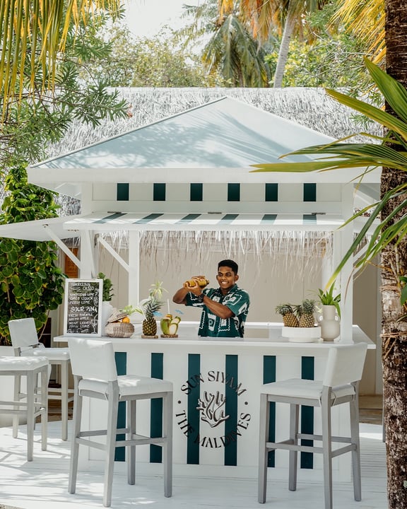 Von Vilu Reef geteiltes Foto vom 17. August 2026 mit Verweis auf @sunsiyamresorts. Könnte ein Bild von Sonnenschirm, im Freien, Cabana und Text sein.