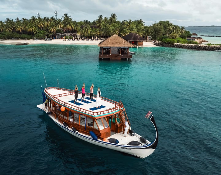 Foto von Taj Coral Reef Resort & Spa vom 21. Juni 2026. Könnte ein Bild von Segel, Schiff, Schnellboot, Yacht, Floß, Ozean, Hausboot und Text sein.