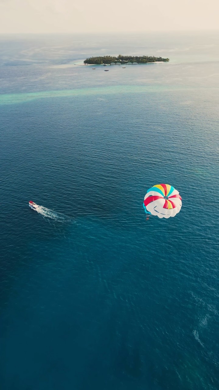 Sopra il turchese, con nient'altro che l'orizzonte davanti a te.

Un'esperienza di parasailing sulle acque delle Maldive, pensata per vedere l'isola da una prospettiva diversa.

#TajExotica #Maldives #Parasaili