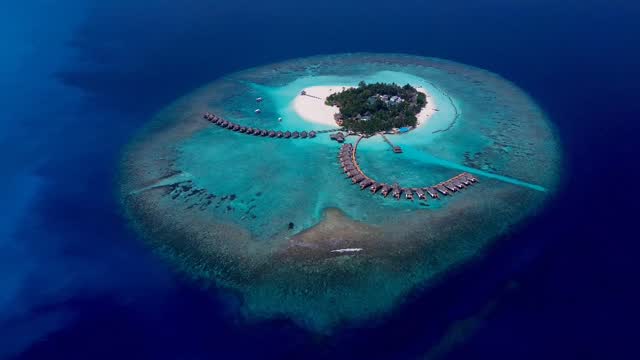 Thulhagiri from the skies — an afternoon of pure island bliss 
#thulhagiri #visitmaldives #sunnysideoflife #holidayescape #maldivesmagic