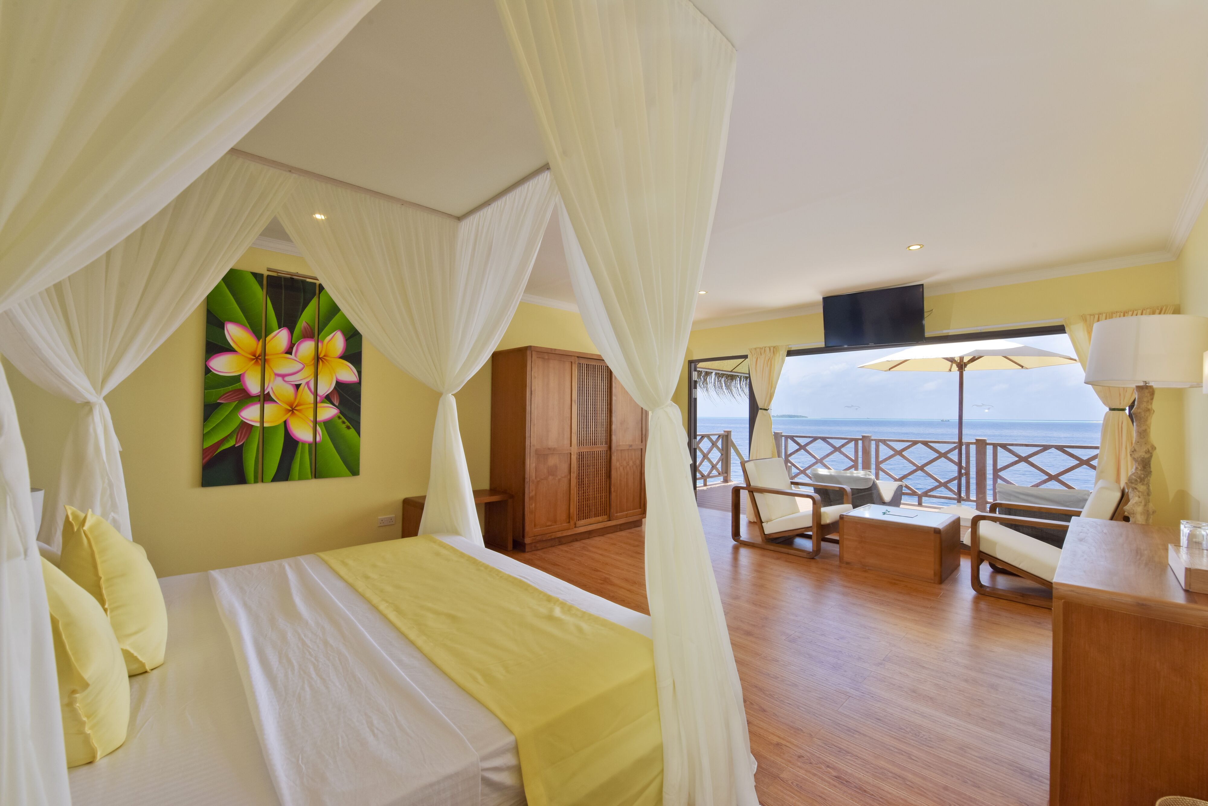 Schlafzimmer der Superior Water Bungalow mit Meerblick
