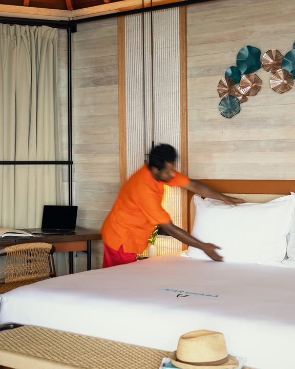 Foto von V Villas Maldives at Mirihi - MGallery Collection vom 30. August 2026. Könnte ein Bild von Bett, Matratze, Schlafzimmer und Text sein.