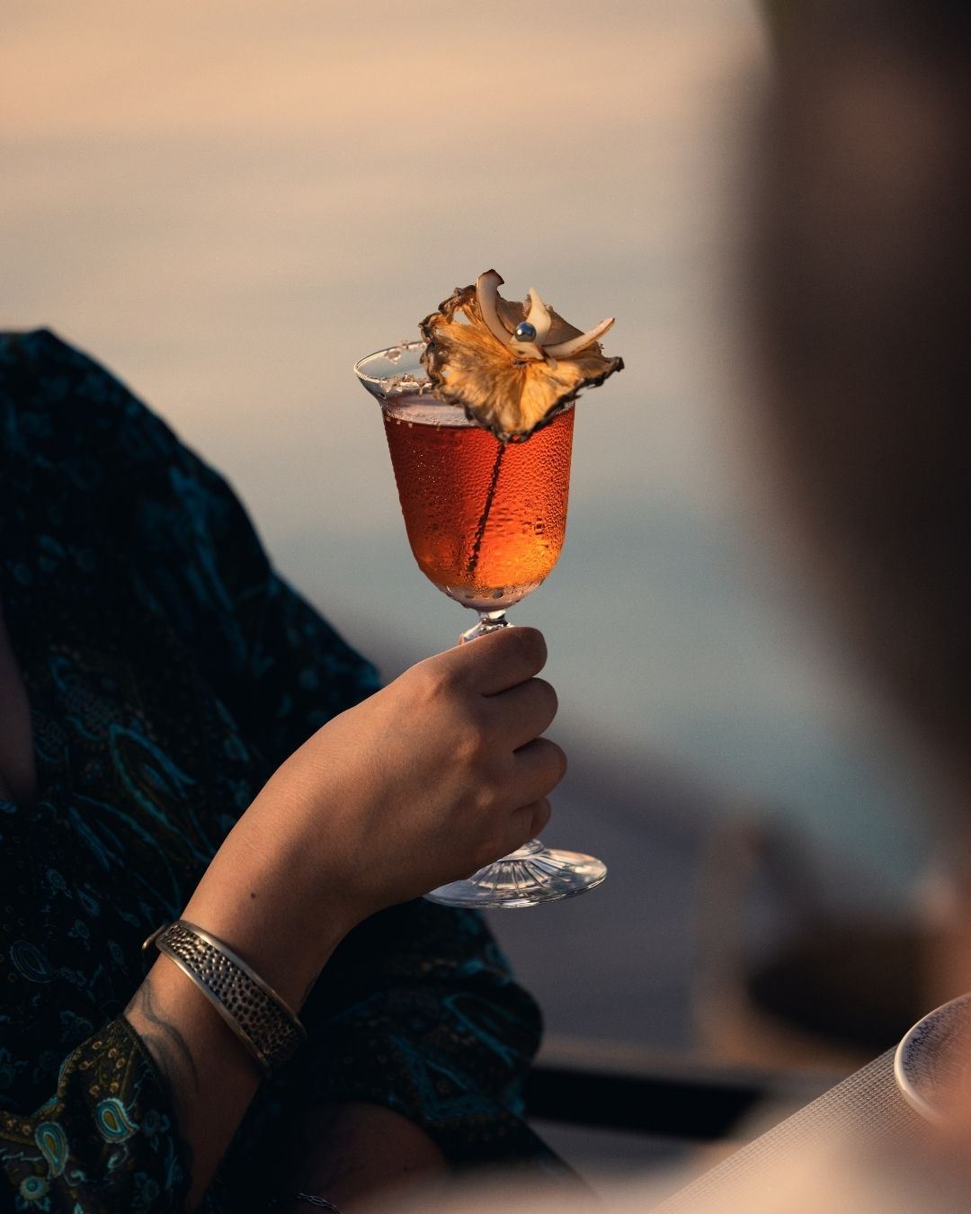 As the sun sets over Mirihi, Maldivian Glow catches the island’s amber light in a cocktail specially created for the resort, with flavours that feel as mesmerising as the colours in the glass. It beco