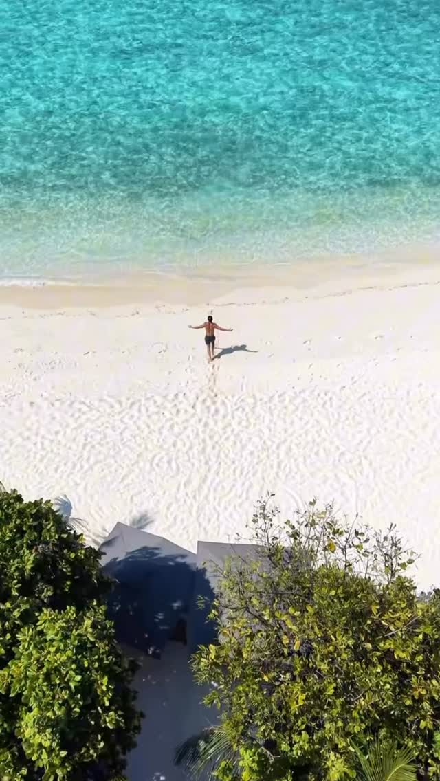 Summer at Vakkaru Maldives is only weeks away. Long days above a turquoise lagoon, reef encounters in the UNESCO Biosphere Reserve of Baa Atoll and evenings that belong entirely to you.
Whether you ar