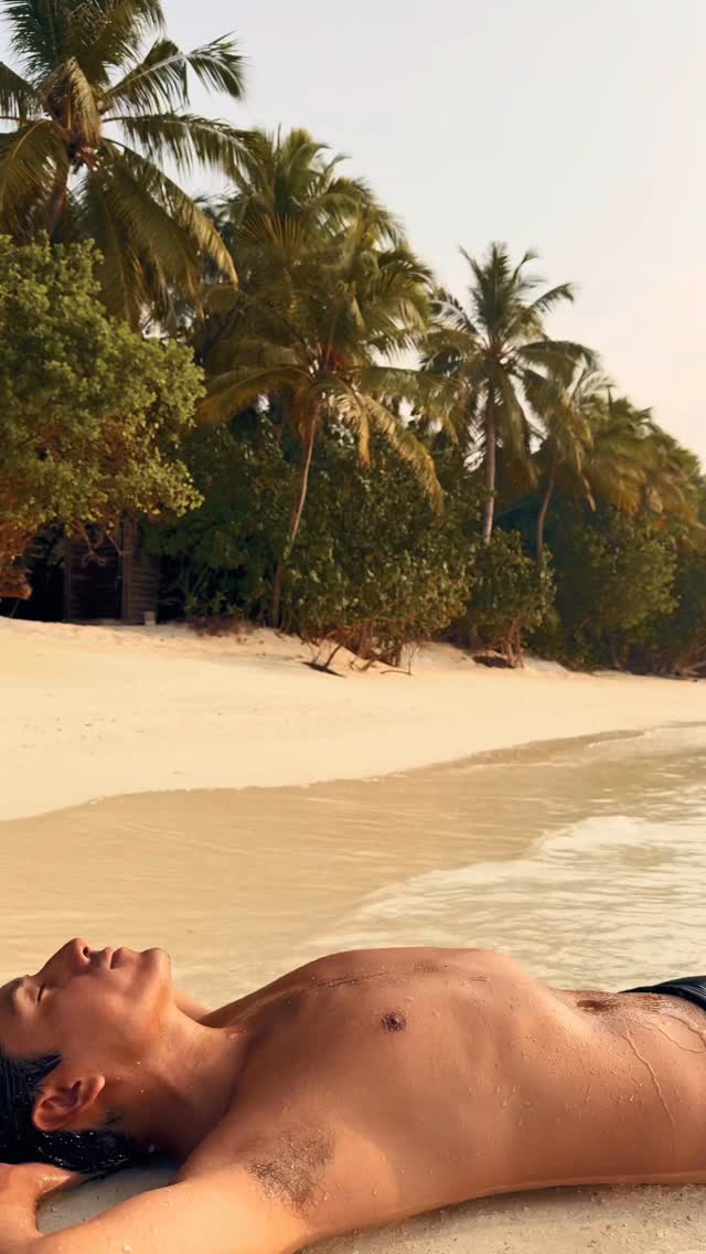 MALDIVES | A Timeless Sanctuary.

From leisurely breakfasts by the ocean to unforgettable dining experiences at sunset, every moment at Vakkaru is designed to be savored.

Between endless blue horizon