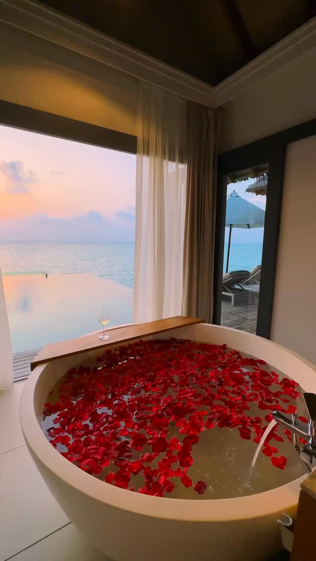 Die besten Sonnenuntergangsplätze brauchen nicht immer eine Reservierung. Manchmal warten sie einfach in Ihrer Villa.

#VakkaruMaldives #LuxuryMaldives #SunsetEscape #VillaLife #TimelessSanctuary
