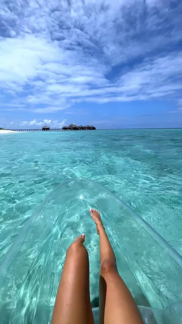 Date-Ideen, Vakkaru-Edition.
Ein Glaskajak. Endloses Blau. Und nirgendwo, wo Sie sein müssen.

#VakkaruMaldives #ATimelessSanctuary #Maldives #CouplesTravel #GlassKayak