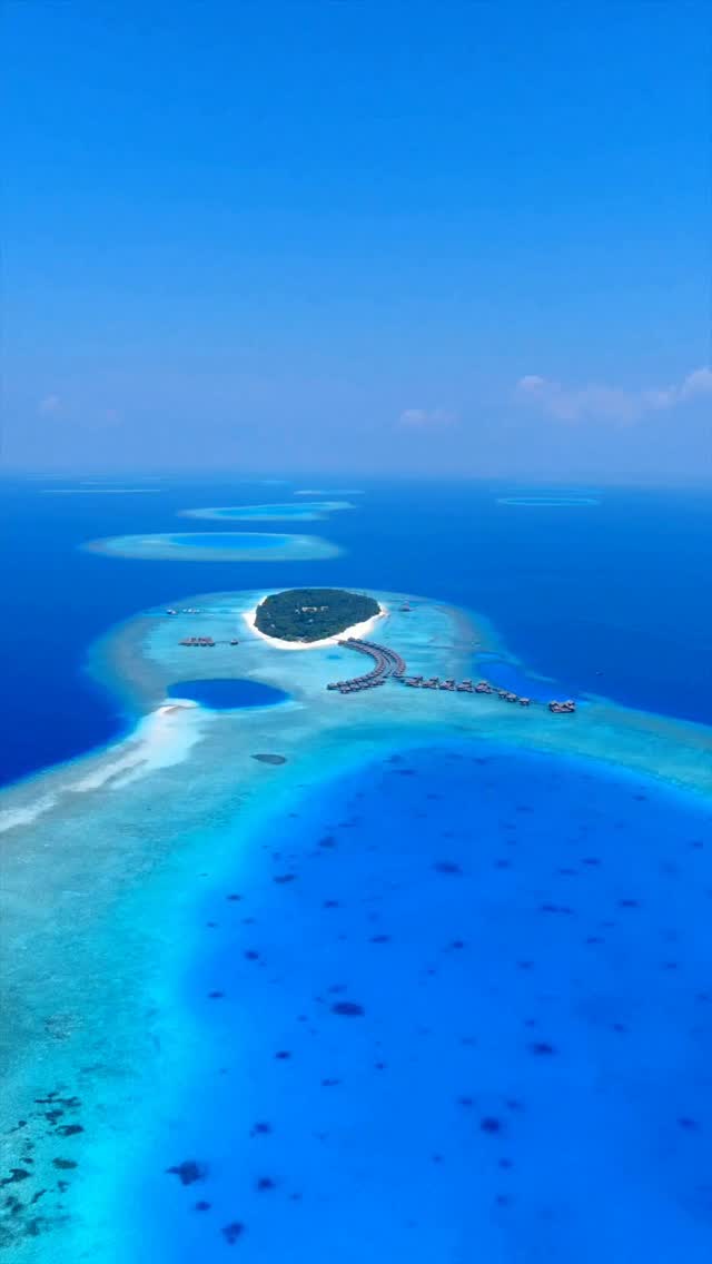 Jede Schattierung von Blau führt irgendwohin Außergewöhnliches.

#VakkaruMaldives #ATimelessSanctuary #Maldives #LuxuryTravel #OceanEscape