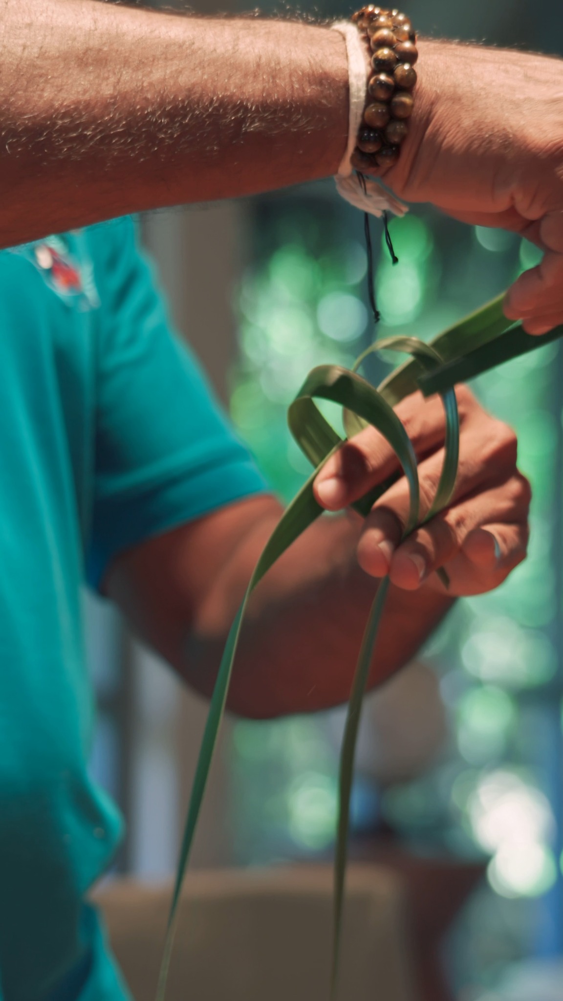 Discover the stories woven into island life.

At Coconut Club, palm leaf weaving offers a hands-on introduction to a traditional Maldivian craft, transforming a simple coconut leaf into something beau